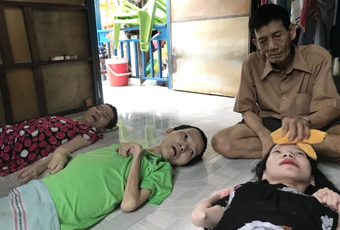 Thương con ai kể tháng ngày - Kỳ 2: Gà trống nuôi 3 người con bị chất độc da cam - Ảnh 3. Thương con ai kể tháng ngày - Kỳ 2: Gà trống nuôi 3 người con bị chất độc da cam - Ảnh 3.