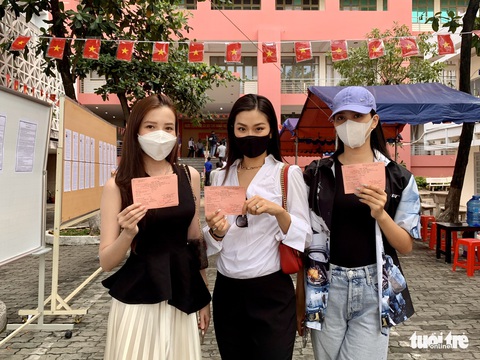 Hoa hậu Tiểu Vy, á hậu Diễm Trang, hoa khôi Thúy Vi háo hức đi bầu cử - Ảnh 6. Hoa hậu Tiểu Vy, á hậu Diễm Trang, hoa khôi Thúy Vi háo hức đi bầu cử - Ảnh 6.