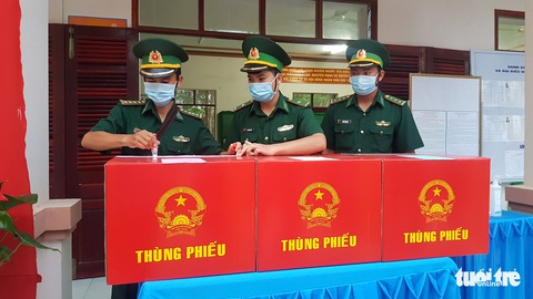 Đưa thùng phiếu lên biên giới cho lực lượng chống dịch COVID-19 bầu cử - Ảnh 1. Đưa thùng phiếu lên biên giới cho lực lượng chống dịch COVID-19 bầu cử - Ảnh 1.