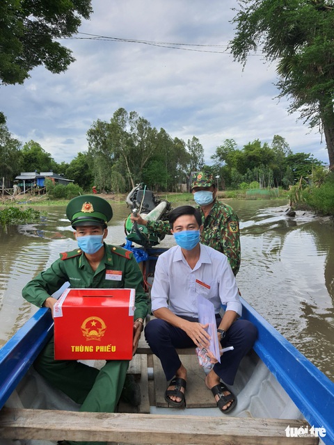 Đưa thùng phiếu lên biên giới cho lực lượng chống dịch COVID-19 bầu cử - Ảnh 6. Đưa thùng phiếu lên biên giới cho lực lượng chống dịch COVID-19 bầu cử - Ảnh 6.
