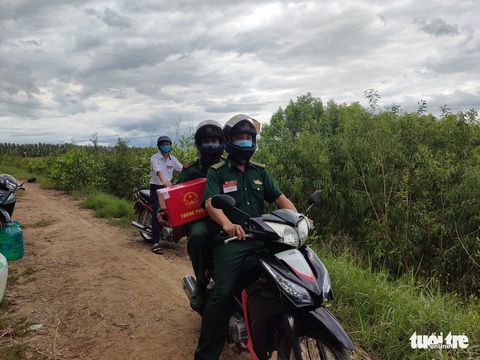 Đưa thùng phiếu lên biên giới cho lực lượng chống dịch COVID-19 bầu cử - Ảnh 7. Đưa thùng phiếu lên biên giới cho lực lượng chống dịch COVID-19 bầu cử - Ảnh 7.