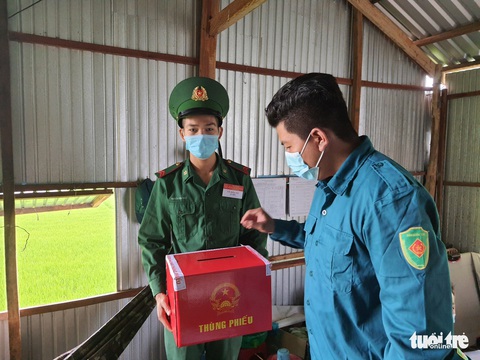 Đưa thùng phiếu lên biên giới cho lực lượng chống dịch COVID-19 bầu cử - Ảnh 9. Đưa thùng phiếu lên biên giới cho lực lượng chống dịch COVID-19 bầu cử - Ảnh 9.