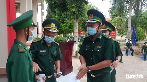 Đưa thùng phiếu lên biên giới cho lực lượng chống dịch COVID-19 bầu cử - Ảnh 2. Đưa thùng phiếu lên biên giới cho lực lượng chống dịch COVID-19 bầu cử - Ảnh 2.