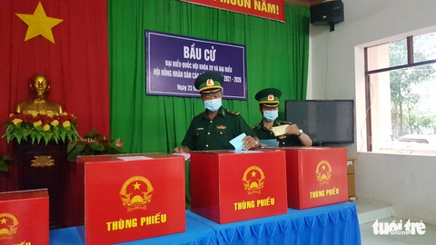 Đưa thùng phiếu lên biên giới cho lực lượng chống dịch COVID-19 bầu cử - Ảnh 3. Đưa thùng phiếu lên biên giới cho lực lượng chống dịch COVID-19 bầu cử - Ảnh 3.