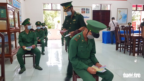 Đưa thùng phiếu lên biên giới cho lực lượng chống dịch COVID-19 bầu cử - Ảnh 11. Đưa thùng phiếu lên biên giới cho lực lượng chống dịch COVID-19 bầu cử - Ảnh 11.