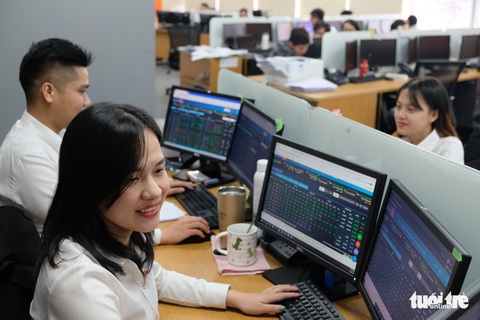 Sở giao dịch và các công ty chứng khoán nắm tay nhau mừng lợi nhuận tăng bùng nổ - Ảnh 1. Sở giao dịch và các công ty chứng khoán nắm tay nhau mừng lợi nhuận tăng bùng nổ - Ảnh 1.