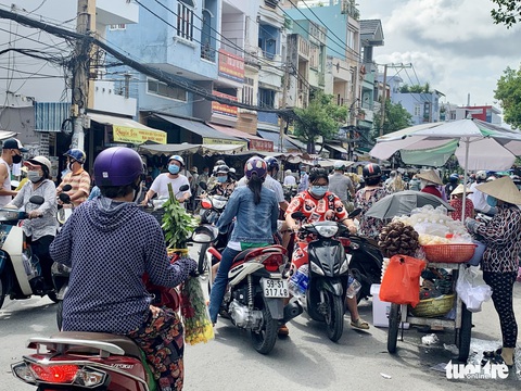 Không còn lê la hàng quán, người dân Sài Gòn gặp được khuyến mãi ồ ạt ở siêu thị - Ảnh 6. Không còn lê la hàng quán, người dân Sài Gòn gặp được khuyến mãi ồ ạt ở siêu thị - Ảnh 6.