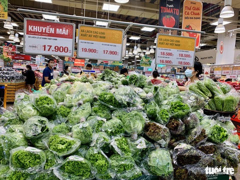 Không còn lê la hàng quán, người dân Sài Gòn gặp được khuyến mãi ồ ạt ở siêu thị - Ảnh 4. Không còn lê la hàng quán, người dân Sài Gòn gặp được khuyến mãi ồ ạt ở siêu thị - Ảnh 4.