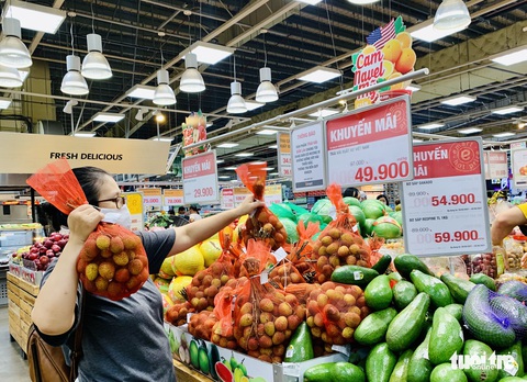 Không còn lê la hàng quán, người dân Sài Gòn gặp được khuyến mãi ồ ạt ở siêu thị - Ảnh 3. Không còn lê la hàng quán, người dân Sài Gòn gặp được khuyến mãi ồ ạt ở siêu thị - Ảnh 3.