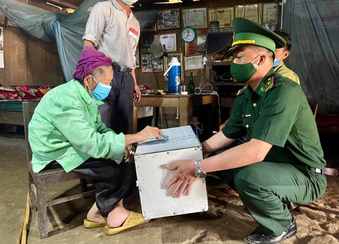Bầu cử mùa COVID-19: những khoảnh khắc đặc biệt - Ảnh 5. Bầu cử mùa COVID-19: những khoảnh khắc đặc biệt - Ảnh 5.