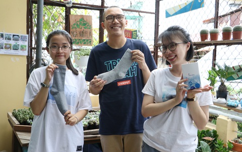 Làm hàng chục nghìn đôi vớ từ sợi chai nhựa tái chế - Ảnh 1. Làm hàng chục nghìn đôi vớ từ sợi chai nhựa tái chế - Ảnh 1.