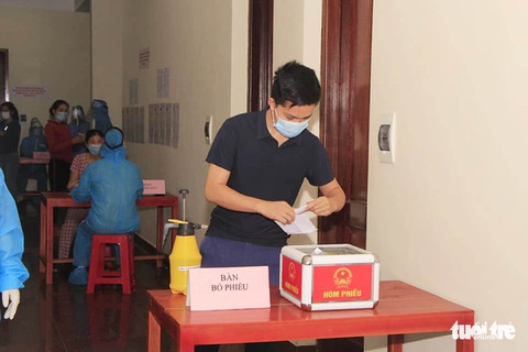Ngày bầu cử đặc biệt trong khu cách ly - Ảnh 3. Ngày bầu cử đặc biệt trong khu cách ly - Ảnh 3.