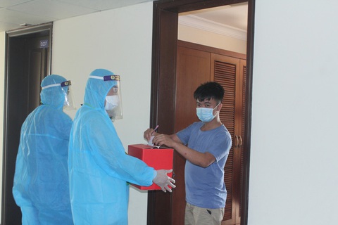 Ngày bầu cử đặc biệt trong khu cách ly - Ảnh 4. Ngày bầu cử đặc biệt trong khu cách ly - Ảnh 4.
