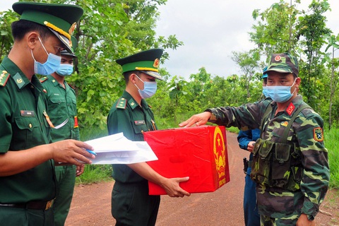 Đưa thùng phiếu lên biên giới cho lực lượng chống dịch COVID-19 bầu cử - Ảnh 14. Đưa thùng phiếu lên biên giới cho lực lượng chống dịch COVID-19 bầu cử - Ảnh 14.