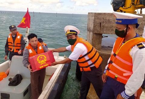 Bầu cử mùa COVID-19: những khoảnh khắc đặc biệt - Ảnh 6. Bầu cử mùa COVID-19: những khoảnh khắc đặc biệt - Ảnh 6.