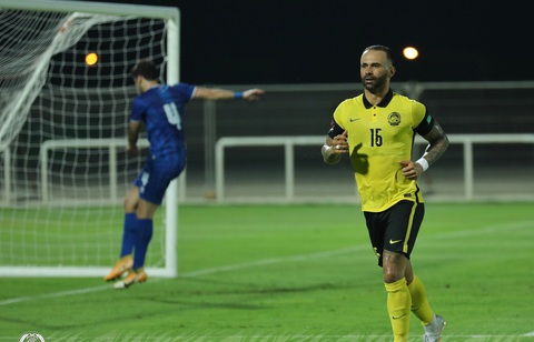 Cầu thủ nhập tịch gốc Brazil ghi bàn, Malaysia vẫn thảm bại 1-4 trước Kuwait - Ảnh 1. Cầu thủ nhập tịch gốc Brazil ghi bàn, Malaysia vẫn thảm bại 1-4 trước Kuwait - Ảnh 1.