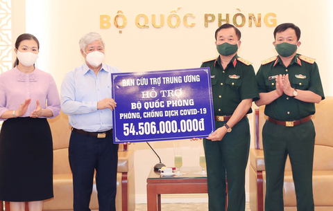 Trao hơn 54 tỉ đồng cho Bộ Quốc phòng phục vụ công tác chống dịch - Ảnh 1. Trao hơn 54 tỉ đồng cho Bộ Quốc phòng phục vụ công tác chống dịch - Ảnh 1.