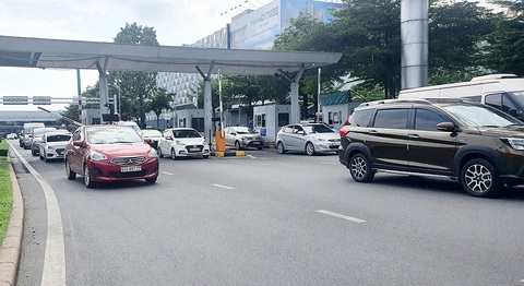 Bỏ miễn phí ôtô vào sân bay dưới 10 phút: Bộ Giao thông vận tải lên tiếng - Ảnh 1. Bỏ miễn phí ôtô vào sân bay dưới 10 phút: Bộ Giao thông vận tải lên tiếng - Ảnh 1.