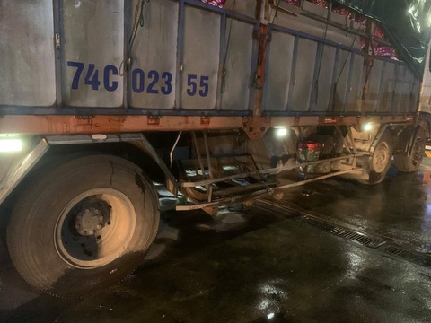 Xe tải tông xe máy, 1 người chết tại chỗ, 1 người dính vào hông xe tải chạy 20km mới biết còn sống - Ảnh 1. Xe tải tông xe máy, 1 người chết tại chỗ, 1 người dính vào hông xe tải chạy 20km mới biết còn sống - Ảnh 1.