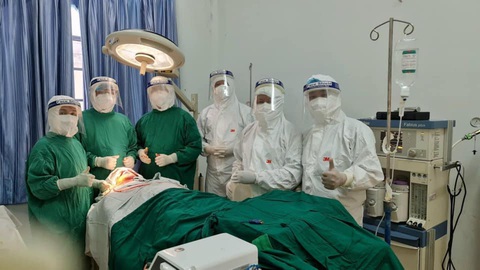 Êkip bác sĩ TP.HCM đến khu cách ly phẫu thuật bệnh nhân gãy xương hàm - Ảnh 1. Êkip bác sĩ TP.HCM đến khu cách ly phẫu thuật bệnh nhân gãy xương hàm - Ảnh 1.