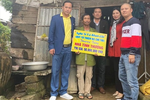 Nghệ sĩ Hoài Linh trao hơn 6,4 tỉ đồng hỗ trợ người dân Quảng Nam, Quảng Trị - Ảnh 2. Nghệ sĩ Hoài Linh trao hơn 6,4 tỉ đồng hỗ trợ người dân Quảng Nam, Quảng Trị - Ảnh 2.