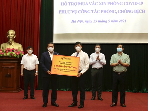 Bộ Y tế tiếp nhận 15 tỉ đồng và 1 triệu liều vắc xin ngừa COVID-19 - Ảnh 1. Bộ Y tế tiếp nhận 15 tỉ đồng và 1 triệu liều vắc xin ngừa COVID-19 - Ảnh 1.