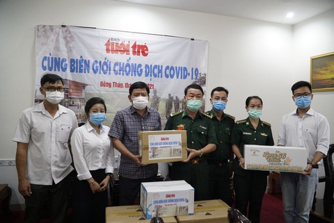 Tặng 1,3 tấn cá tra phi lê và nhu yếu phẩm cho các chốt biên phòng chống dịch - Ảnh 4. Tặng 1,3 tấn cá tra phi lê và nhu yếu phẩm cho các chốt biên phòng chống dịch - Ảnh 4.