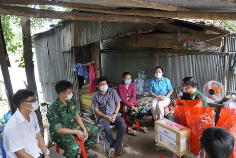 Tặng 1,3 tấn cá tra phi lê và nhu yếu phẩm cho các chốt biên phòng chống dịch - Ảnh 1. Tặng 1,3 tấn cá tra phi lê và nhu yếu phẩm cho các chốt biên phòng chống dịch - Ảnh 1.