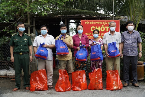 Tặng 1,3 tấn cá tra phi lê và nhu yếu phẩm cho các chốt biên phòng chống dịch - Ảnh 3. Tặng 1,3 tấn cá tra phi lê và nhu yếu phẩm cho các chốt biên phòng chống dịch - Ảnh 3.
