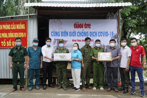 Tặng 1,3 tấn cá tra phi lê và nhu yếu phẩm cho các chốt biên phòng chống dịch - Ảnh 2. Tặng 1,3 tấn cá tra phi lê và nhu yếu phẩm cho các chốt biên phòng chống dịch - Ảnh 2.