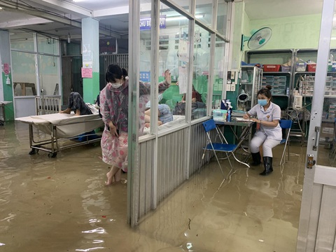 Mưa 3 tiếng, bác sĩ bệnh viện ở Hóc Môn xắn quần lội nước khám bệnh - Ảnh 4. Mưa 3 tiếng, bác sĩ bệnh viện ở Hóc Môn xắn quần lội nước khám bệnh - Ảnh 4.