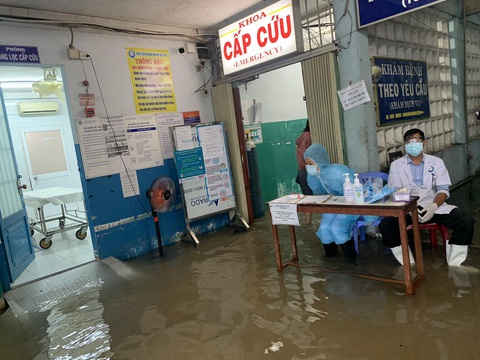 Mưa 3 tiếng, bác sĩ bệnh viện ở Hóc Môn xắn quần lội nước khám bệnh - Ảnh 2. Mưa 3 tiếng, bác sĩ bệnh viện ở Hóc Môn xắn quần lội nước khám bệnh - Ảnh 2.