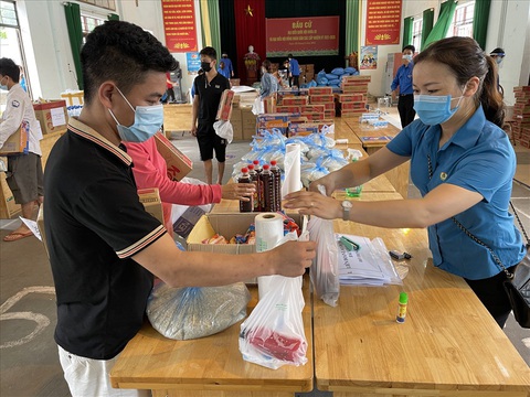 Hàng tỉ đồng hỗ trợ đến tay người lao động khó khăn ở Bắc Giang, Bắc Ninh - Ảnh 1. Hàng tỉ đồng hỗ trợ đến tay người lao động khó khăn ở Bắc Giang, Bắc Ninh - Ảnh 1.
