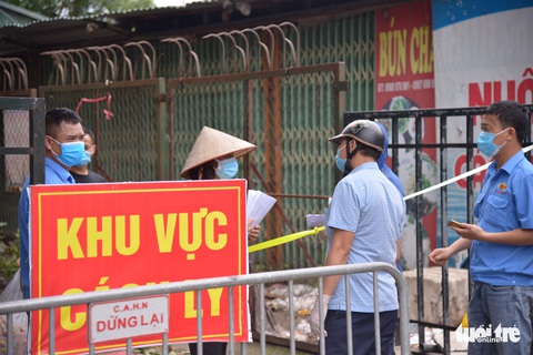 Hà Nội tạm phong tỏa chợ Xanh Văn Quán có liên quan ca COVID-19 - Ảnh 4. Hà Nội tạm phong tỏa chợ Xanh Văn Quán có liên quan ca COVID-19 - Ảnh 4.