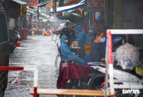 Dầm mưa khoanh vùng, truy vết người liên quan ca COVID-19 ở TP.HCM - Ảnh 3. Dầm mưa khoanh vùng, truy vết người liên quan ca COVID-19 ở TP.HCM - Ảnh 3.