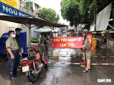 Dầm mưa khoanh vùng, truy vết người liên quan ca COVID-19 ở TP.HCM - Ảnh 7. Dầm mưa khoanh vùng, truy vết người liên quan ca COVID-19 ở TP.HCM - Ảnh 7.