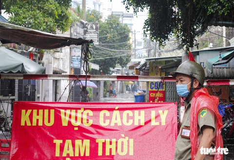 Dầm mưa khoanh vùng, truy vết người liên quan ca COVID-19 ở TP.HCM - Ảnh 2. Dầm mưa khoanh vùng, truy vết người liên quan ca COVID-19 ở TP.HCM - Ảnh 2.