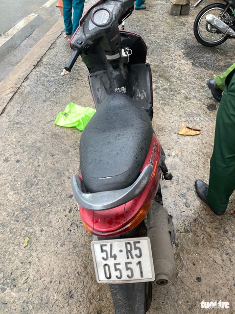 CSGT chốt kiểm dịch COVID-19 ở Thủ Đức bắt kẻ cướp điện thoại - Ảnh 4. CSGT chốt kiểm dịch COVID-19 ở Thủ Đức bắt kẻ cướp điện thoại - Ảnh 4.