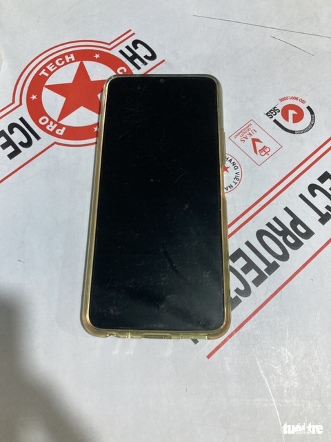 CSGT chốt kiểm dịch COVID-19 ở Thủ Đức bắt kẻ cướp điện thoại - Ảnh 3. CSGT chốt kiểm dịch COVID-19 ở Thủ Đức bắt kẻ cướp điện thoại - Ảnh 3.