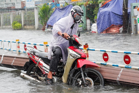 Mưa như trút suốt buổi sáng, dân Sài Gòn bì bõm dắt xe chết máy qua điểm ngập - Ảnh 5. Mưa như trút suốt buổi sáng, dân Sài Gòn bì bõm dắt xe chết máy qua điểm ngập - Ảnh 5.