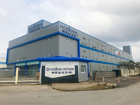 Chủ tịch xã ở Bắc Giang tạm dừng điều hành công việc để đưa công nhân đi cách ly tập trung - Ảnh 1. Chủ tịch xã ở Bắc Giang tạm dừng điều hành công việc để đưa công nhân đi cách ly tập trung - Ảnh 1.