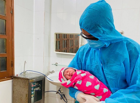2 thiên thần chào đời trong khu cách ly của bệnh viện - Ảnh 1. 2 thiên thần chào đời trong khu cách ly của bệnh viện - Ảnh 1.