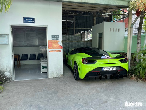 Bắt tạm giam tài xế xe Ferrari lăng mạ CSGT ở quận 8, TP.HCM - Ảnh 2. Bắt tạm giam tài xế xe Ferrari lăng mạ CSGT ở quận 8, TP.HCM - Ảnh 2.