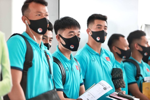 Đội tuyển Việt Nam đến sân bay Nội Bài, lên đường đi UAE - Ảnh 6. Đội tuyển Việt Nam đến sân bay Nội Bài, lên đường đi UAE - Ảnh 6.