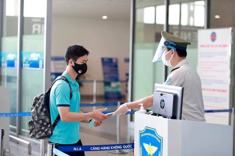 Đội tuyển Việt Nam đến sân bay Nội Bài, lên đường đi UAE - Ảnh 7. Đội tuyển Việt Nam đến sân bay Nội Bài, lên đường đi UAE - Ảnh 7.