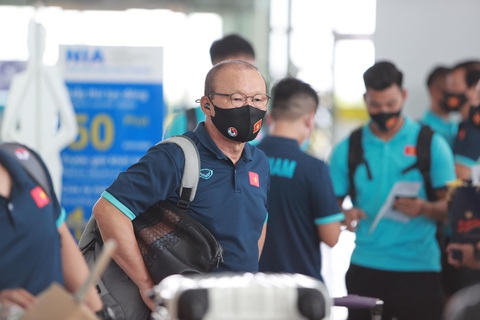 Đội tuyển Việt Nam đến sân bay Nội Bài, lên đường đi UAE - Ảnh 2. Đội tuyển Việt Nam đến sân bay Nội Bài, lên đường đi UAE - Ảnh 2.