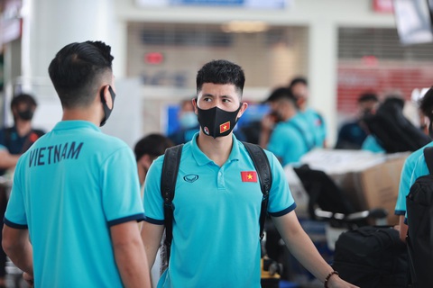 Đội tuyển Việt Nam đến sân bay Nội Bài, lên đường đi UAE - Ảnh 5. Đội tuyển Việt Nam đến sân bay Nội Bài, lên đường đi UAE - Ảnh 5.