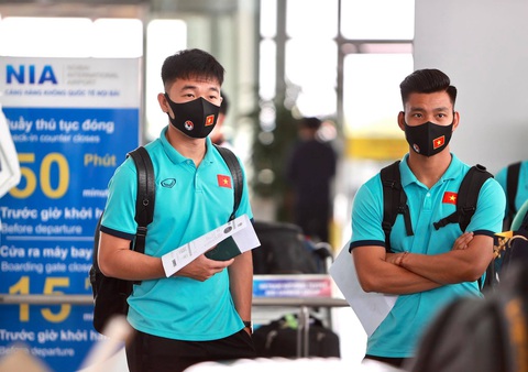 Đội tuyển Việt Nam đến sân bay Nội Bài, lên đường đi UAE - Ảnh 4. Đội tuyển Việt Nam đến sân bay Nội Bài, lên đường đi UAE - Ảnh 4.