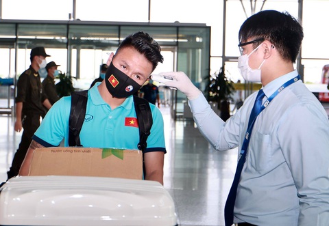 Đội tuyển Việt Nam đến sân bay Nội Bài, lên đường đi UAE - Ảnh 3. Đội tuyển Việt Nam đến sân bay Nội Bài, lên đường đi UAE - Ảnh 3.