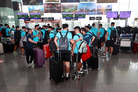 Đội tuyển Việt Nam đến sân bay Nội Bài, lên đường đi UAE - Ảnh 1. Đội tuyển Việt Nam đến sân bay Nội Bài, lên đường đi UAE - Ảnh 1.